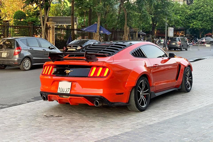 Ford Mustang phiên bản 2015 sử dụng động cơ EcoBoost 4 xi-lanh, dung tích 2,3 lít, sản sinh công suất tối đa 310 mã lực và mô-men xoắn cực đại 433 Nm. Sức mạnh được truyền tới bánh thông qua hộp số tự động 6 cấp. Nhờ đó, xe có thể tăng tốc từ 0-100 km/h trong 5 giây và đạt vận tốc tối đa 250 km/h