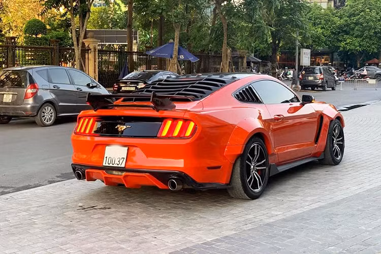 Ford Mustang phiên bản 2015 sử dụng động cơ EcoBoost 4 xi-lanh, dung tích 2,3 lít, sản sinh công suất tối đa 310 mã lực và mô-men xoắn cực đại 433 Nm. Sức mạnh được truyền tới bánh thông qua hộp số tự động 6 cấp. Nhờ đó, xe có thể tăng tốc từ 0-100 km/h trong 5 giây và đạt vận tốc tối đa 250 km/h