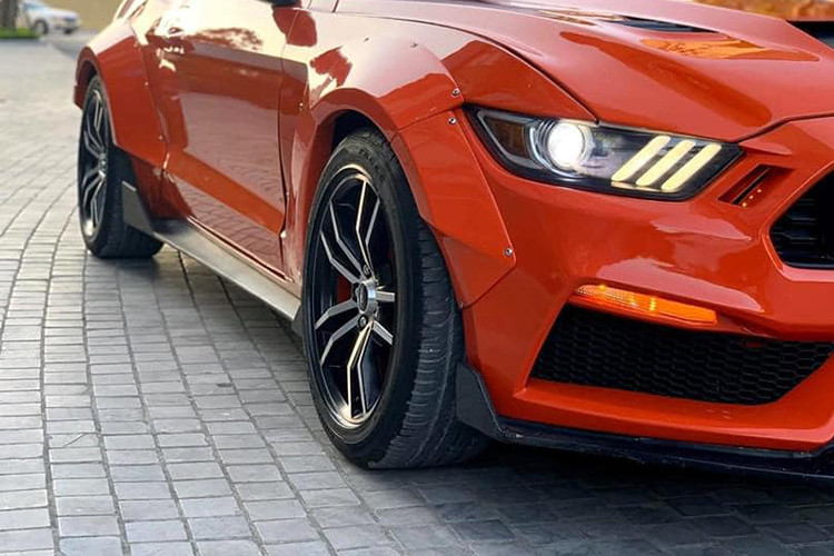 So với phiên bản trước, mẫu xe cơ bắp Ford Mustang 2015 thế hệ thứ 6 này nặng hơn và được trang bị hệ thống treo thiết kế mới, phanh cỡ lớn hơn. Phía dưới gầm xe là cản sau với ốp kiểu thoát gió thể thao, cặp ống xả hai bên với miệng ống tròn cũng là điểm nhấn giúp phía đuôi xe thêm cá tính. 