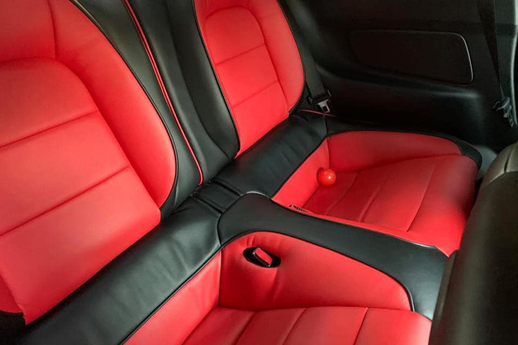 Trên bảng tap-lô với màn hình cảm ứng là trung tâm giải trí của xe. Màn hình này có các tính năng chính là hiển thị camera lùi, dẫn đường, MyFord Touch, nghe Radio, nhạc, video clip... và nó còn được kết nối với hệ thống giao tiếp SYNC 3, đọc thẻ nhớ SD, bluetooth cùng dàn âm thanh cao cấp Shaker Pro 12 loa chất lượng cao bố trí quanh xe (có loa trầm ở khoang hành lý sau).