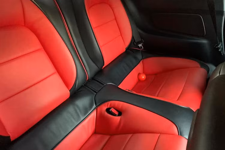 Trên bảng tap-lô với màn hình cảm ứng là trung tâm giải trí của xe. Màn hình này có các tính năng chính là hiển thị camera lùi, dẫn đường, MyFord Touch, nghe Radio, nhạc, video clip... và nó còn được kết nối với hệ thống giao tiếp SYNC 3, đọc thẻ nhớ SD, bluetooth cùng dàn âm thanh cao cấp Shaker Pro 12 loa chất lượng cao bố trí quanh xe (có loa trầm ở khoang hành lý sau).