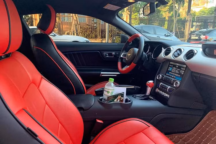 Ford Mustang 2015 có vô lăng bọc da 3 chấu, viền quanh các chấu được ốp thêm kim loại mạ bạc rất sang trọng và nó làm nổi bật thêm cho nội thất của xe. Trên vô lăng này cũng được tích hợp đầy đủ các phím trợ năng cơ bản. Phía sau tay lái là cụm đồng hồ lái được thiết kế khá đơn giản với 2 hốc đồng hồ chính thể hiện vòng tua máy và vận tốc xe.