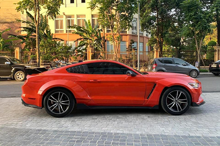 Chiếc xe Ford Mustang đời cũ, đã qua sử dụng trong bài viết này được mang biển tỉnh và mới chạy được khoảng hơn 30.000km. Nó cũng đã được chủ nhân độ lại khá nhiều chi tiết bắt mắt hơn so với nguyên bản. Đáng chú ý chính là cửa dạng "cắ kéo", bộ môm 5 chấu kép cách điệu, đuôi xe và một số chi tiết ngoại thất được nâng cấp...