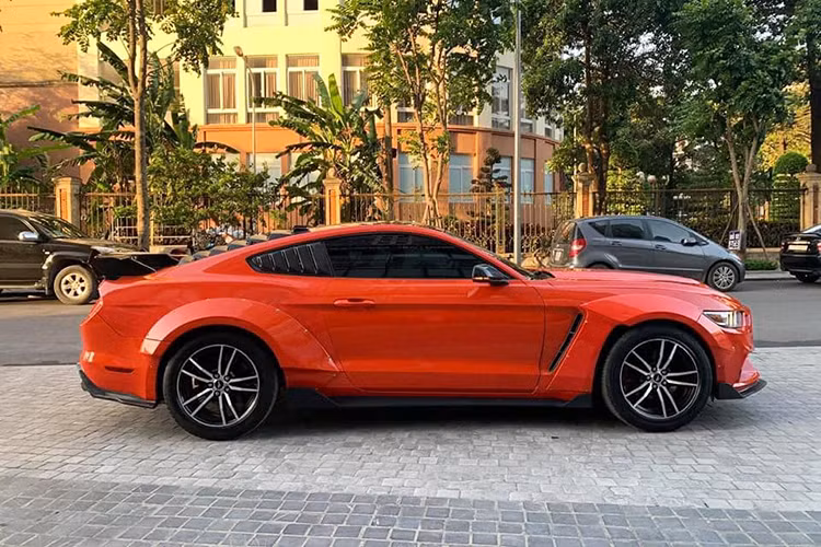 Chiếc xe Ford Mustang đời cũ, đã qua sử dụng trong bài viết này được mang biển tỉnh và mới chạy được khoảng hơn 30.000km. Nó cũng đã được chủ nhân độ lại khá nhiều chi tiết bắt mắt hơn so với nguyên bản. Đáng chú ý chính là cửa dạng "cắ kéo", bộ môm 5 chấu kép cách điệu, đuôi xe và một số chi tiết ngoại thất được nâng cấp...