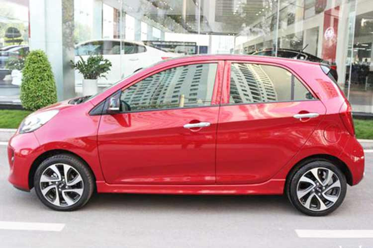 Về ngoại hình, kích thước KIA Morning thế hệ cũ bao gồm; Dài x Rộng x Cao tương ứng 3.595 x 1.595 x 1.485mm. Mặt ca-lăng được với lưới tản nhiệt mũi hổ và hốc đèn sương mù tách riêng.