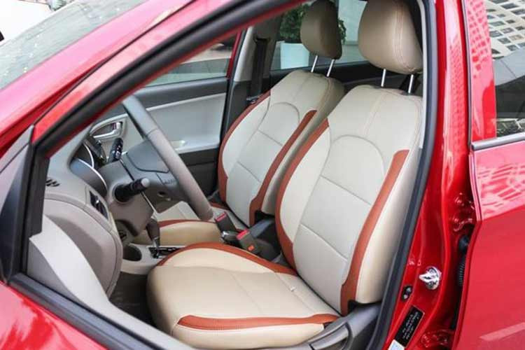 Hệ thống điều hòa trên xe được trang bị là dạng tự động một vùng. Vô-lăng đa chức năng với các phím bấm điều chỉnh nhanh. Toàn bộ ghế ngồi bọc da. Hàng ghế sau có thể gập 60:40 gia tăng không gian chứa đồ.