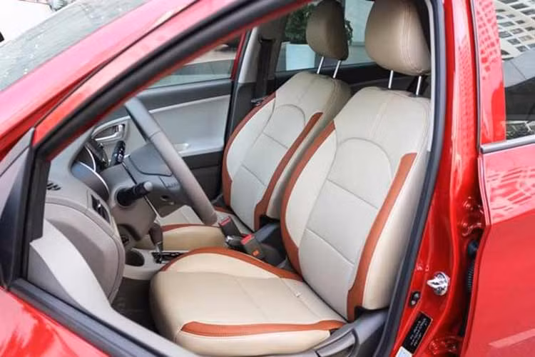 Hệ thống điều hòa trên xe được trang bị là dạng tự động một vùng. Vô-lăng đa chức năng với các phím bấm điều chỉnh nhanh. Toàn bộ ghế ngồi bọc da. Hàng ghế sau có thể gập 60:40 gia tăng không gian chứa đồ.