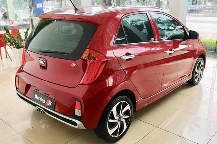 KIA Morning cũ vẫn sở hữu đèn lùi hình chữ nhật, đuôi lướt gió được sơn màu đen tạo điểm nhấn. Cụm đèn hậu dạng LED 3 viền không thay đổi, mâm xe kích thước 15 inch.