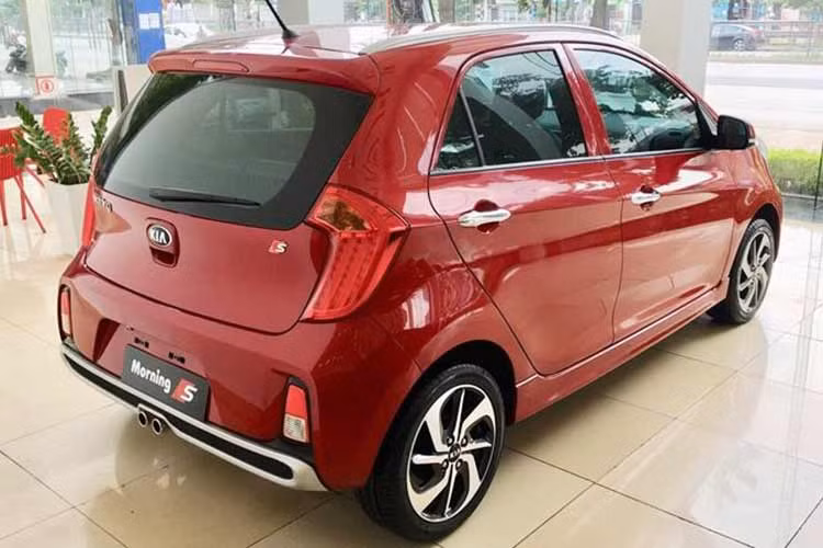 KIA Morning cũ vẫn sở hữu đèn lùi hình chữ nhật, đuôi lướt gió được sơn màu đen tạo điểm nhấn. Cụm đèn hậu dạng LED 3 viền không thay đổi, mâm xe kích thước 15 inch.