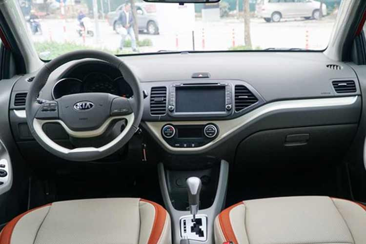 Bên trong Kia Morning cũ với tuỳ chọn ghế nỉ hoạc bọc da tuỳ phiên bản, vô lăng tích hợp điều khiển âm thanh; trang bị DVD cùng kết nối Bluetooth... phiên bản cao cấp được rang bị ghế bọc da màn hình cảm ứng tích hợp các chức năng như bản đồ dẫn đường định vị GPS...