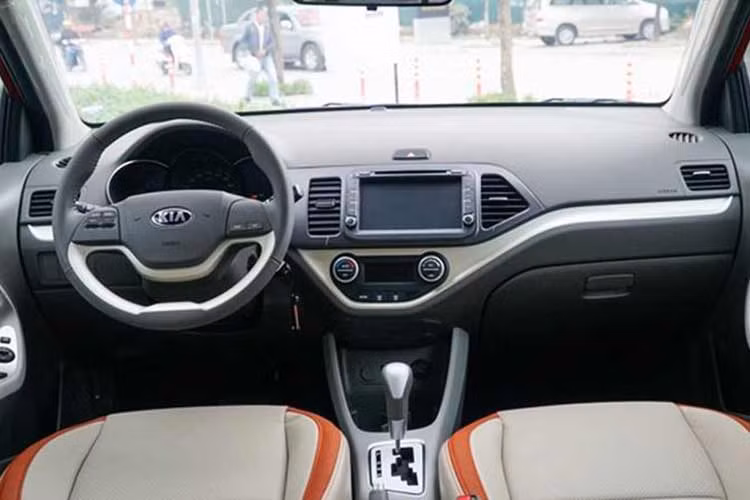 Bên trong Kia Morning cũ với tuỳ chọn ghế nỉ hoạc bọc da tuỳ phiên bản, vô lăng tích hợp điều khiển âm thanh; trang bị DVD cùng kết nối Bluetooth... phiên bản cao cấp được rang bị ghế bọc da màn hình cảm ứng tích hợp các chức năng như bản đồ dẫn đường định vị GPS...