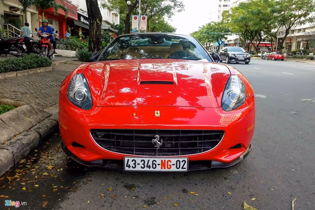  Tiếng tăm của siêu xe Ferrari California từng rất lẫy lừng. Sau nhiều tháng đặt hàng từ Mỹ, cuối năm 2010, siêu xe Ferrari California này đã cập cảng Hải Phòng và nhanh chóng được vận chuyển lên Hà Nội ở với chủ nhân là thiếu gia Đỗ Bình Dương (biệt danh Dương Kon). Đây cũng chính là chiếc Ferrari California thứ ba tại Việt Nam
