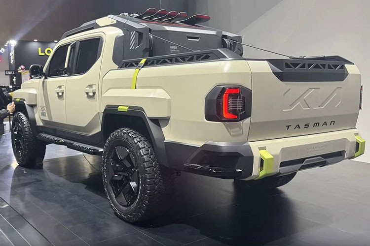 Xe còn được trang bị móc kéo cứu hộ, giá chằng đồ trên nóc, bộ mâm địa hình chuyên dụng đi kèm lốp BF Goodrich, và một khoang chứa đồ phụ phía sau khoang hành khách, tất cả đều hướng tới khả năng vận hành vượt địa hình tối ưu.