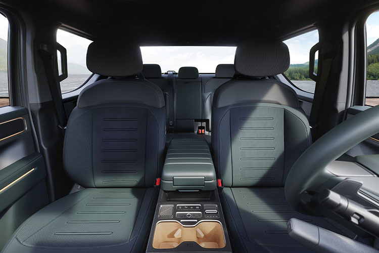 Theo giới chuyên môn, nếu được đưa vào sản xuất, mẫu bán tải off-road này sẽ cần một động cơ mạnh mẽ hơn so với loại diesel tăng áp 2.2L công suất 206 mã lực, mô-men xoắn 440 Nm đang được trang bị trên bản thường.