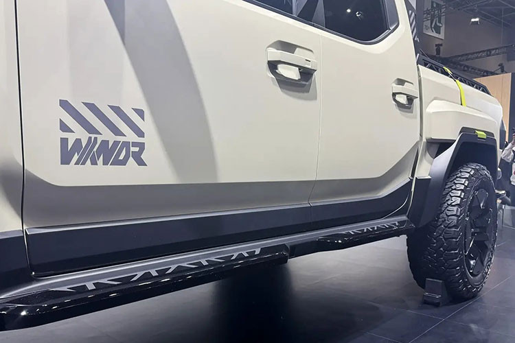 Cản trước và cản sau được làm lại hoàn toàn mang lại cảm giác khỏe khoắn và mạnh mẽ hơn hẳn so với phiên bản thương mại. Đáng chú ý, lưới tản nhiệt trước cũng được Kia điều chỉnh thu nhỏ lại – một phản hồi trực tiếp từ người tiêu dùng sau khi bản tiêu chuẩn bị chê vì thiết kế quá khổ, thiếu cân đối.