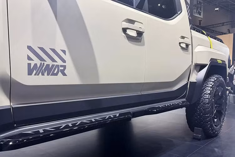 Cản trước và cản sau được làm lại hoàn toàn mang lại cảm giác khỏe khoắn và mạnh mẽ hơn hẳn so với phiên bản thương mại. Đáng chú ý, lưới tản nhiệt trước cũng được Kia điều chỉnh thu nhỏ lại – một phản hồi trực tiếp từ người tiêu dùng sau khi bản tiêu chuẩn bị chê vì thiết kế quá khổ, thiếu cân đối.