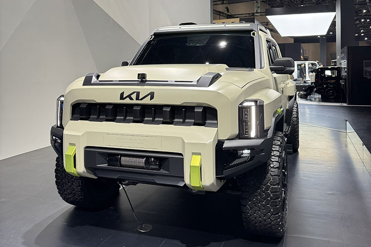 Vòm bánh mở rộng cùng màu thân xe giúp tăng thêm vẻ cơ bắp, trong khi ca-pô được làm mới góp phần tăng tính khí động học và thẩm mỹ. Các chi tiết trang trí màu xanh lá cây được bố trí khéo léo quanh thân xe, tạo điểm nhấn đặc biệt cho diện mạo tổng thể.