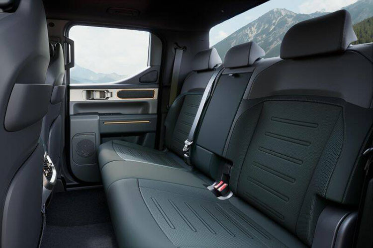 Đại diện Kia cho biết chưa có quyết định chính thức về việc sản xuất thương mại Tasman Weekender. Tuy nhiên, hãng thừa nhận rằng phiên bản hiệu suất cao này là một phần trong chiến lược mở rộng dòng bán tải Tasman, đặc biệt hướng đến nhóm khách hàng đam mê xe địa hình và muốn tìm kiếm một lựa chọn mới ngoài Ford Ranger Raptor. 