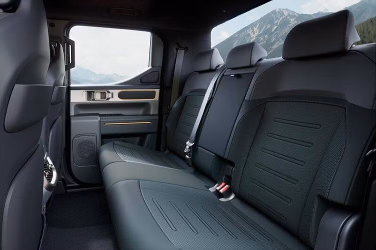 Đại diện Kia cho biết chưa có quyết định chính thức về việc sản xuất thương mại Tasman Weekender. Tuy nhiên, hãng thừa nhận rằng phiên bản hiệu suất cao này là một phần trong chiến lược mở rộng dòng bán tải Tasman, đặc biệt hướng đến nhóm khách hàng đam mê xe địa hình và muốn tìm kiếm một lựa chọn mới ngoài Ford Ranger Raptor. 