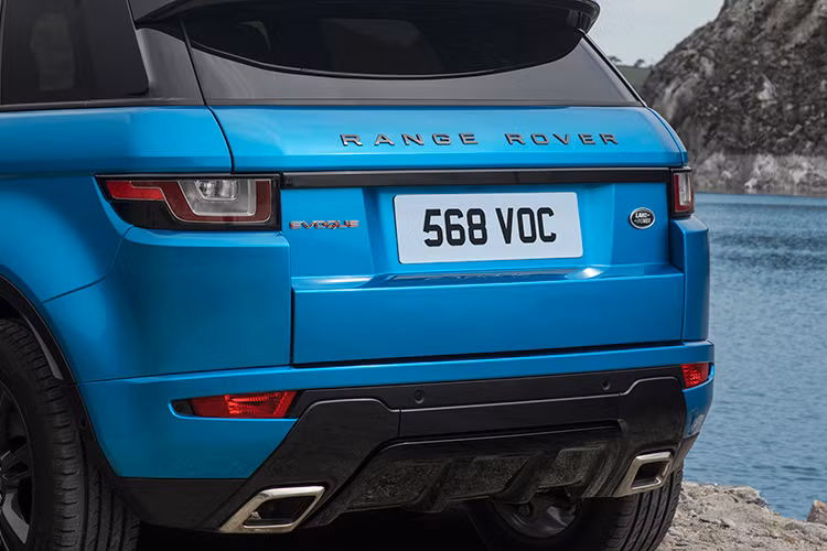Điểm khác biệt về ngoại thất của Range Rover Evoque Landmark phiên bản đặc biệt này so với phiên bản Evoque tiêu chuẩn từng ra mắt trước đó nằm ở những chi tiết màu xám kim loại như lưới tản nhiệt.