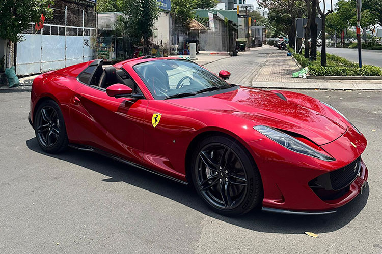 Mới đây, mẫu siêu xe Ferrari 812 GTS thứ hai tại Việt Nam đã chính thức lộ diện sau thời gian dài úp mở. Chiếc xe được bắt gặp tại một showroom xe sang nổi tiếng tọa lạc tại TP.HCM - nơi từng đưa về chiếc Ferrari 812 GTS đầu tiên cách đây không lâu.