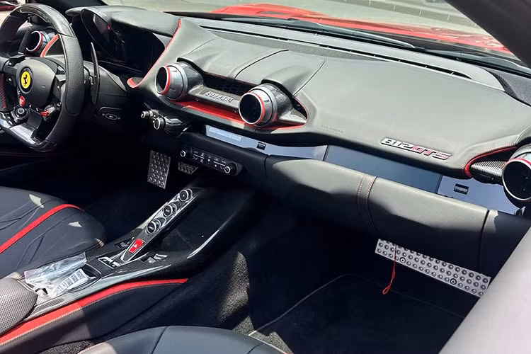 Khoang nội thất của chiếc xe mới về Việt Nam mang tông màu đen Nero chủ đạo, kết hợp cùng các điểm nhấn đỏ Rosso ở đường chỉ may và viền trang trí, tạo nên không gian sang trọng nhưng vẫn đậm chất thể thao.