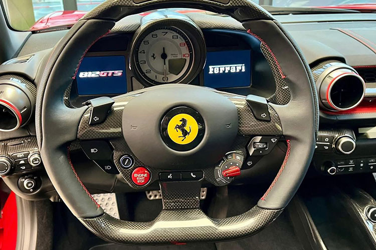 Siêu xe Ferrari 812 GTS về Việt Nam có thể xem là một ân huệ mà hãng xe Ý dành cho các khách hàng của họ. Trên các phiên bản cao cấp trước đó như Ferrari 599 GTB hay Ferrari F12 Berlinetta đều không có phiên bản mui trần sản xuất thương mại.