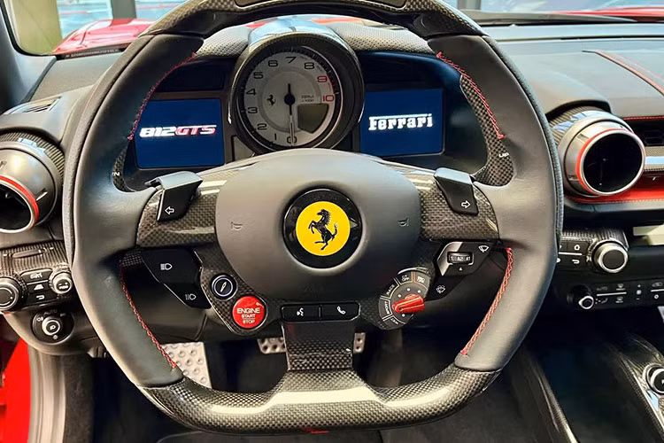 Siêu xe Ferrari 812 GTS về Việt Nam có thể xem là một ân huệ mà hãng xe Ý dành cho các khách hàng của họ. Trên các phiên bản cao cấp trước đó như Ferrari 599 GTB hay Ferrari F12 Berlinetta đều không có phiên bản mui trần sản xuất thương mại.