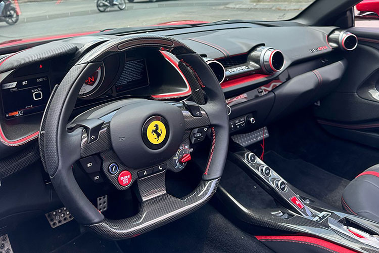 Dưới nắp ca-pô, Ferrari 812 GTS được trang bị động cơ V12 hút khí tự nhiên dung tích 6.3L, tương tự mẫu 812 Superfast. Khối động cơ này cung cấp công suất 800 mã lực và mô-men xoắn tối đa 718 Nm.
