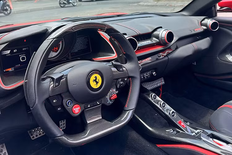 Dưới nắp ca-pô, Ferrari 812 GTS được trang bị động cơ V12 hút khí tự nhiên dung tích 6.3L, tương tự mẫu 812 Superfast. Khối động cơ này cung cấp công suất 800 mã lực và mô-men xoắn tối đa 718 Nm.