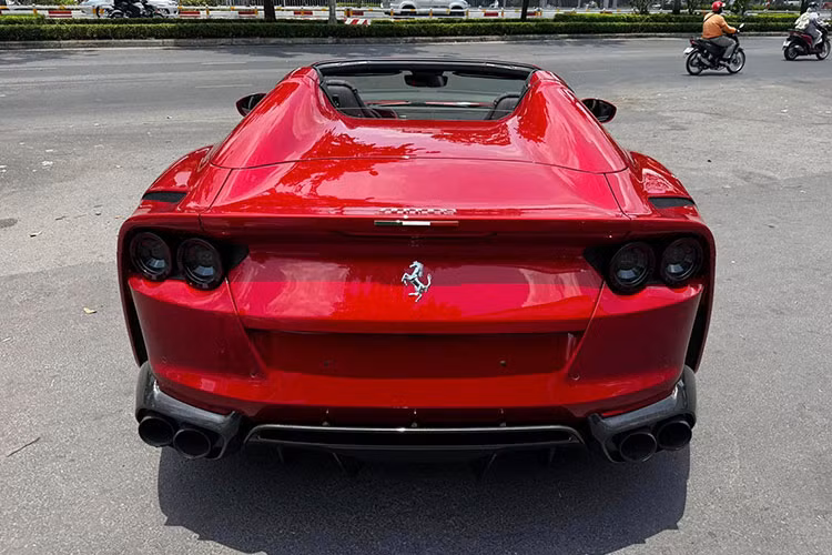 Ngoại hình chiếc xe gây ấn tượng mạnh với gói trang bị sợi carbon cao cấp, được thể hiện rõ nét ở các chi tiết như ốp cản trước, cản sau và nắp che logo bánh xe. Bên cạnh đó, kẹp phanh được sơn màu bạc thay vì tông vàng như phiên bản đầu tiên.