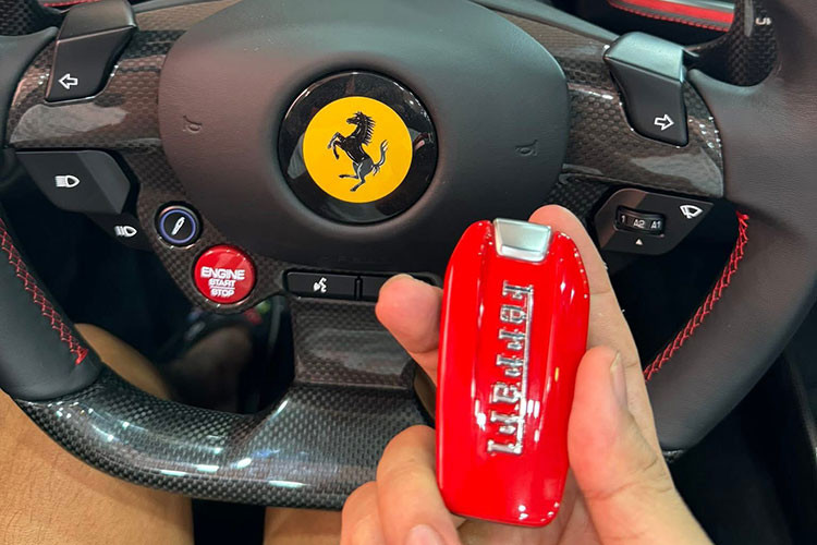 Xe sử dụng hộp số ly hợp kép 7 cấp do Magna phát triển và hệ dẫn động cầu sau, mang lại khả năng tăng tốc từ 0-100 km/h trong chưa đầy 3 giây và đạt vận tốc tối đa hơn 340 km/h.