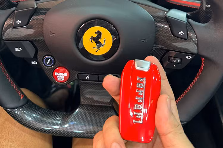 Xe sử dụng hộp số ly hợp kép 7 cấp do Magna phát triển và hệ dẫn động cầu sau, mang lại khả năng tăng tốc từ 0-100 km/h trong chưa đầy 3 giây và đạt vận tốc tối đa hơn 340 km/h.