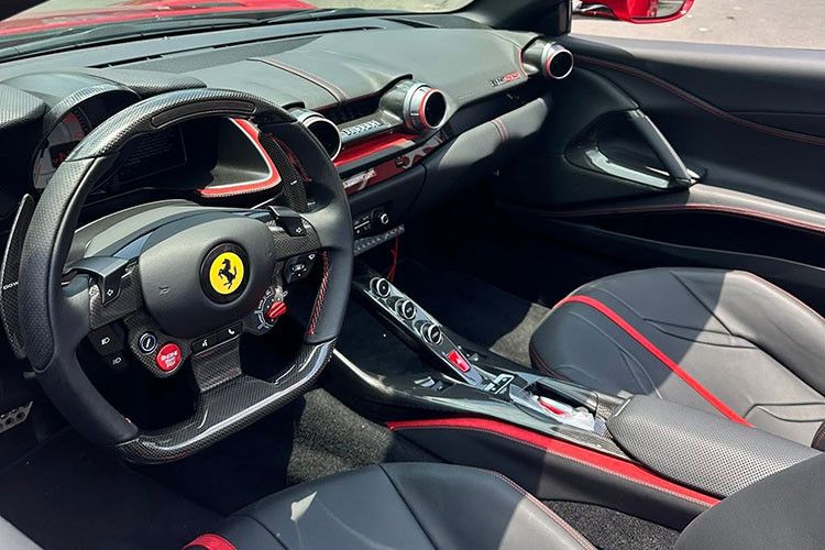 Ferrari 812 GTS mới về Việt Nam là dòng mui trần được trang bị phần mui cứng điều khiển điện, có thể đóng mở hoàn toàn chỉ trong 14 giây, ngay cả khi xe đang di chuyển ở vận tốc lên đến 45 km/h.
