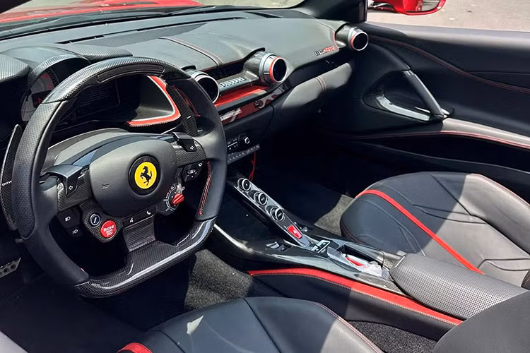 Ferrari 812 GTS mới về Việt Nam là dòng mui trần được trang bị phần mui cứng điều khiển điện, có thể đóng mở hoàn toàn chỉ trong 14 giây, ngay cả khi xe đang di chuyển ở vận tốc lên đến 45 km/h.