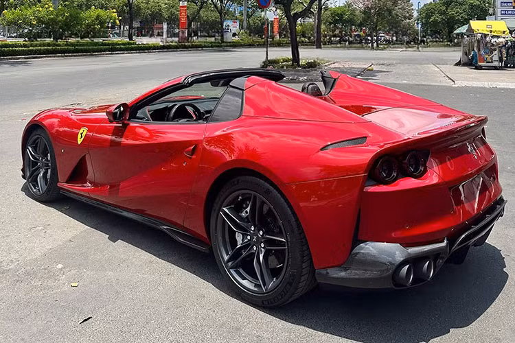 Khác với chiếc đầu tiên sở hữu màu đỏ Rosso 70th Anniversary được đặt hàng riêng nhân dịp kỷ niệm 70 năm thương hiệu Ferrari, chiếc 812 GTS mới xuất hiện mang lớp sơn đỏ kim loại độc đáo, có phần hiện đại và nổi bật hơn tông Rosso Corsa truyền thống.