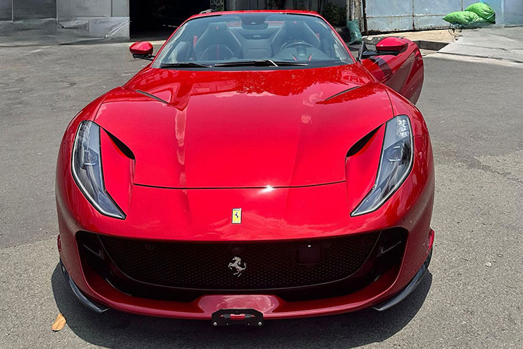 Nhiều nguồn tin cho rằng ngoại thất chiếc Ferrari 812 GTS mui trần này chính là màu Rosso Magma - một sắc đỏ đậm chất thể thao thường xuất hiện trên mẫu hypercar đình đám Daytona SP3 của Ferrari.