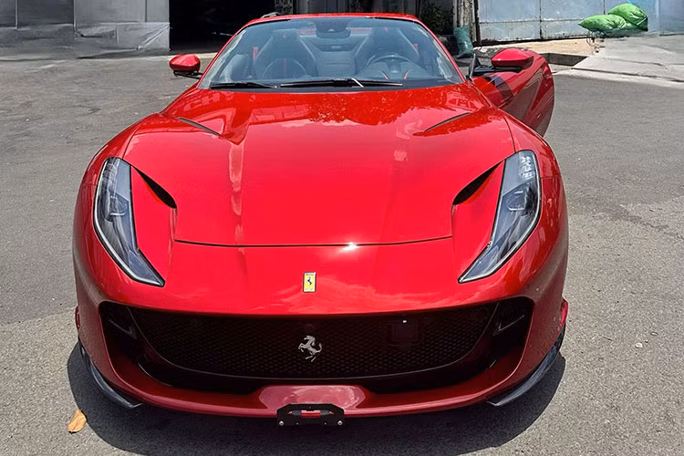 Nhiều nguồn tin cho rằng ngoại thất chiếc Ferrari 812 GTS mui trần này chính là màu Rosso Magma - một sắc đỏ đậm chất thể thao thường xuất hiện trên mẫu hypercar đình đám Daytona SP3 của Ferrari.