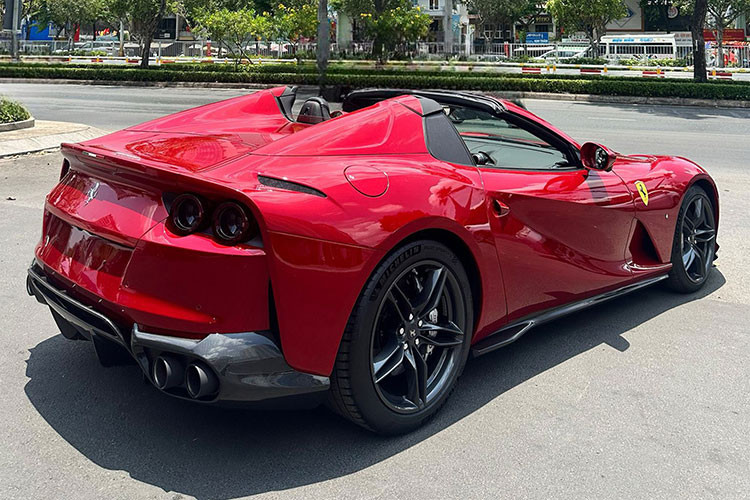 Hiện mức giá xe Ferrari 812 GTS thứ hai tại Việt Nam vẫn chưa được công bố. Tuy nhiên, theo bảng giá tính lệ phí trước bạ được Bộ Tài chính công bố, phiên bản coupe 812 Superfast từng có giá khoảng 26,95 tỷ đồng.