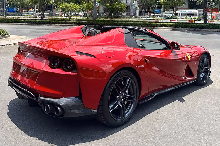 Hiện mức giá xe Ferrari 812 GTS thứ hai tại Việt Nam vẫn chưa được công bố. Tuy nhiên, theo bảng giá tính lệ phí trước bạ được Bộ Tài chính công bố, phiên bản coupe 812 Superfast từng có giá khoảng 26,95 tỷ đồng.