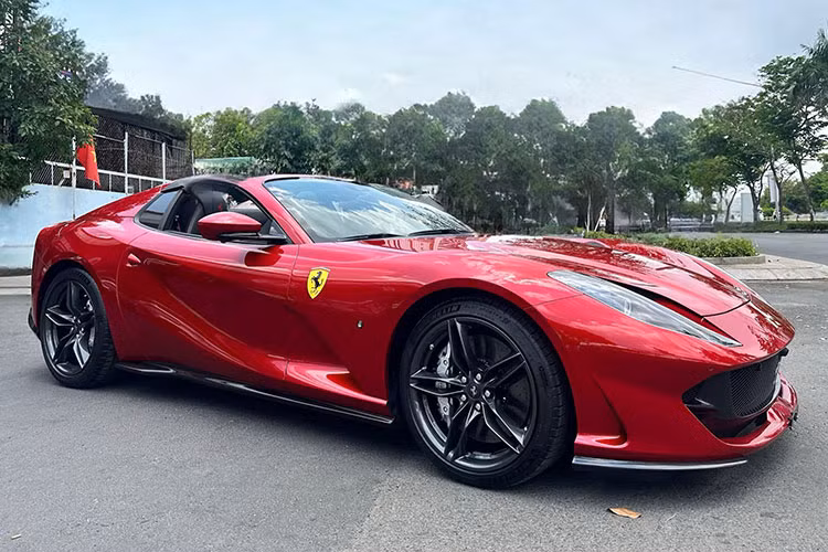 Tại thời điểm ra mắt, siêu xe mui trần Ferrari 812 GTS có giá bán trên thị trường quốc tế từ 450.000 đô la (tương đương 10,5 tỷ đồng) nhưng hiện tại, các xe cũ đã đều tăng giá từ 100.000 đô la đến 250.000 đô la, tùy theo độ mới, xe có option ra sao.