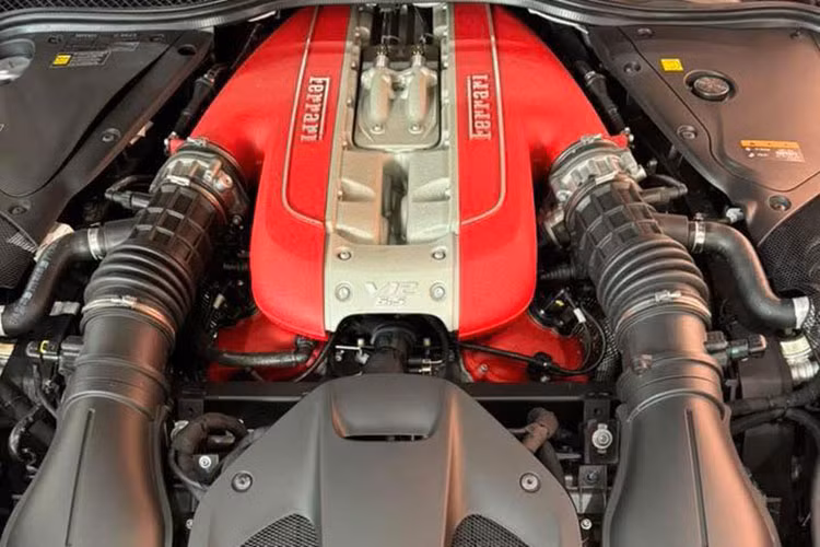 Ferrari 812 GTS được giới thiệu lần đầu vào năm 2019, sử dụng động cơ V12 đặt phía trước đầu tiên của hãng trong gần 50 năm, kể từ sau những cái tên như 550 Barchetta, 575 Superamerica hay 599 SA Aperta - những mẫu mui trần được sản xuất giới hạn.