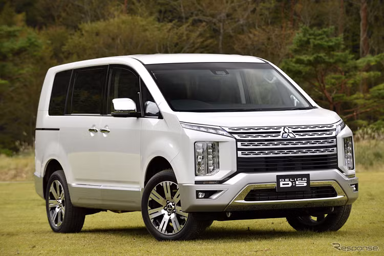 Trên thực tế, Mitsubishi D:5 Delica 2019 đã từng được cho thấy trước thiết kế bằng mẫu xe concept Delica ra mắt vào năm ngoái. Bên ngoài, Mitsubishi D:5 Delica 2019 sở hữu thiết kế như lai giữa 2 dòng xe MPV và SUV và được cho là sử dụng chung cơ sở gầm bệ với Outlander.