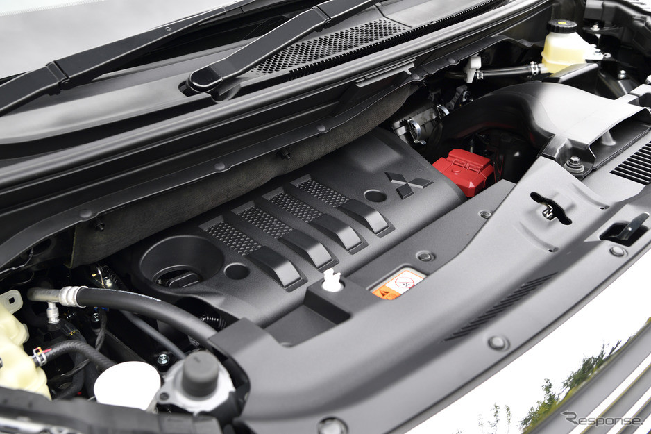 Trong đó, hệ dẫn động 4 bánh cho phép người lái chọn giữa các chế độ 2WD, 4WD và Lock. Đặc biệt, tuy thuộc phân khúc MPV nhưng Mitsubishi D:5 Delica 2019 lại được trang bị khóa vi sai như xe off-road. Cuối cùng là những trang bị an toàn, bao gồm giảm thiểu va chạm, cảnh báo phương tiện cắt ngang khi lùi và kiểm soát hành trình bằng radar.