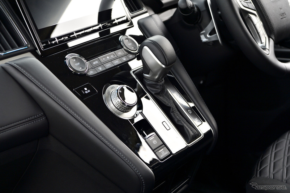 Nguồn cung cấp sức mạnh cho Mitsubishi D:5 Delica 2019 là động cơ diesel 4 xi-lanh, tăng áp, dung tích 2,2 lít, sản sinh công suất tối đa 145 mã lực và mô-men xoắn cực đại 380 Nm. Sức mạnh được truyền tới bánh thông qua hộp số tự động 8 cấp. Ngoài ra, xe còn có hệ dẫn động cầu trước tiêu chuẩn và 4 bánh tùy chọn.