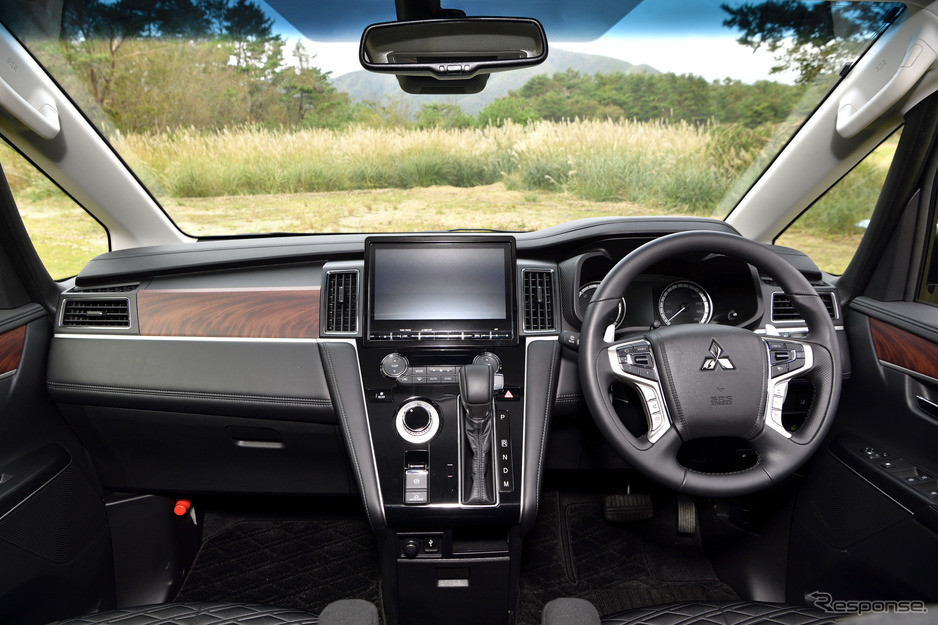 Mở cửa trượt điện ra, bạn sẽ thấy không gian nội thất rất rộng rãi bên trong với 3 hàng ghế. Ở giữa mặt táp-lô xuất hiện hệ thống thông tin giải trí với màn hình như máy tính bảng. Hai bên màn hình này là cửa gió điều hòa nằm dọc trong khi núm chỉnh hệ thống điều hòa nằm bên dưới.