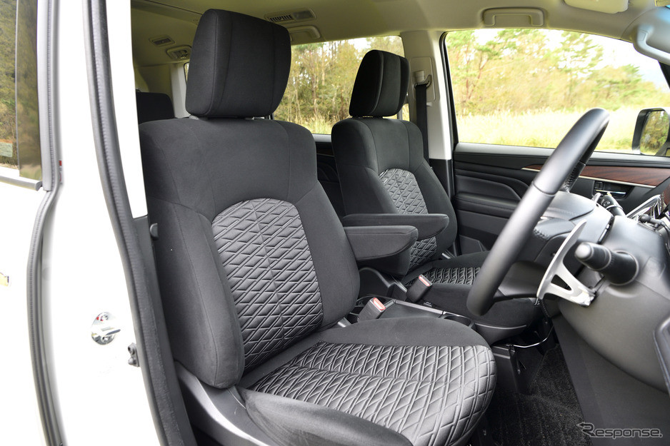 Tương tự ngoại thất, nội thất của Mitsubishi D:5 Delica 2019 cũng sẽ thay đổi ở từng phiên bản. Trong đó, bản tiêu chuẩn có 7 chỗ ngồi với màn hình cảm ứng 7,7 inch, hàng ghế thứ 2 gập 60: 40 và có thể trượt lên/xuống. Ở bản Urban Gear, Mitsubishi D:5 Delica 2019 được trang bị nội thất 6 chỗ màu đen, 2 ghế thương gia tách riêng ở giữa và màn hình cảm ứng 10,1 inch.