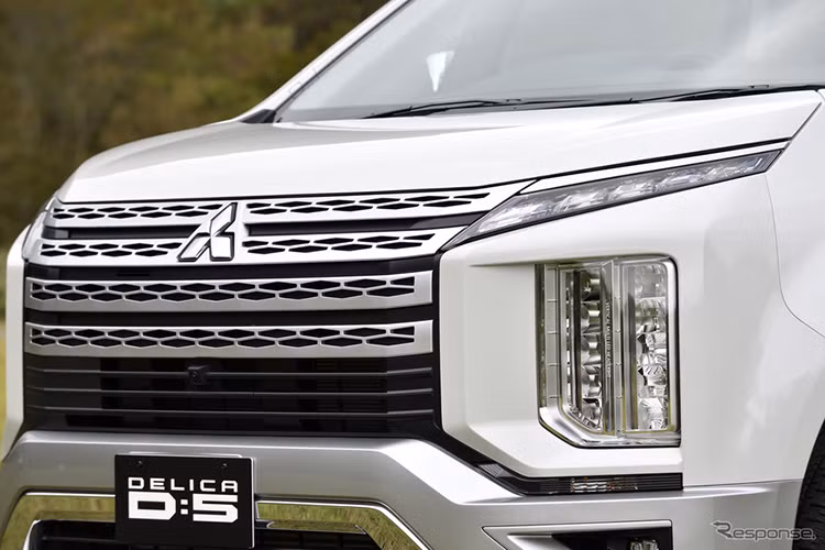 Xe sở hữu khoảng sáng gầm xe 210 mm khá hào phóng và thiết kế ngoại thất rất táo bạo. Xe được trang bị đầu xe mới theo phong cách Dynamic Shield giống Mitsubishi Eclipse Cross, Xpander và Triton mới. Trên đầu xe có lưới tản nhiệt đặc trưng của thương hiệu Mitsubishi, nằm giữa cặp đèn pha thanh mảnh, tạo thành chữ cái "X". Bên dưới xuất hiện 2 dải đèn LED định vị ban ngày nằm dọc trong hốc cỡ lớn.