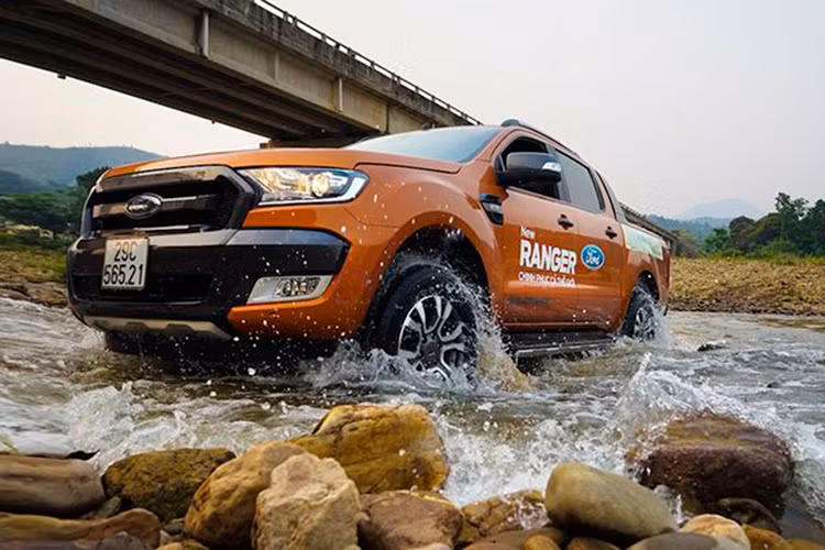 Gan 15.000 xe Ford Ranger dinh loi tai Viet Nam