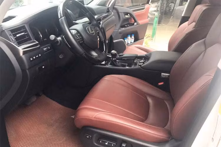 Nội thất xe với ghế da cao cấp cùng trang bị tiện nghi như 3 màn hình giải trí cho hàng ghế trước và sau, cụm phím touchpad mang đến trải nghiệm ấn tượng hay nhiều chi tiết ốp gỗ cao cấp Shimamoku. Xe còn được trang bị đèn LED cảm ứng trần xe, cửa sổ trời, sạc không dây cho điện thoại thông minh, chức năng HUD hiển thị thông tin lên kính lái...